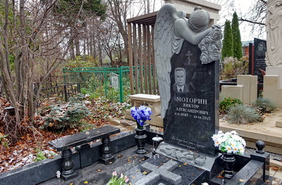 Гранитный памятник с украшением в виде скорбящего ангела